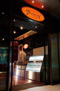 写真:カフェ&カジュアルダイニングバー タバーン入り口